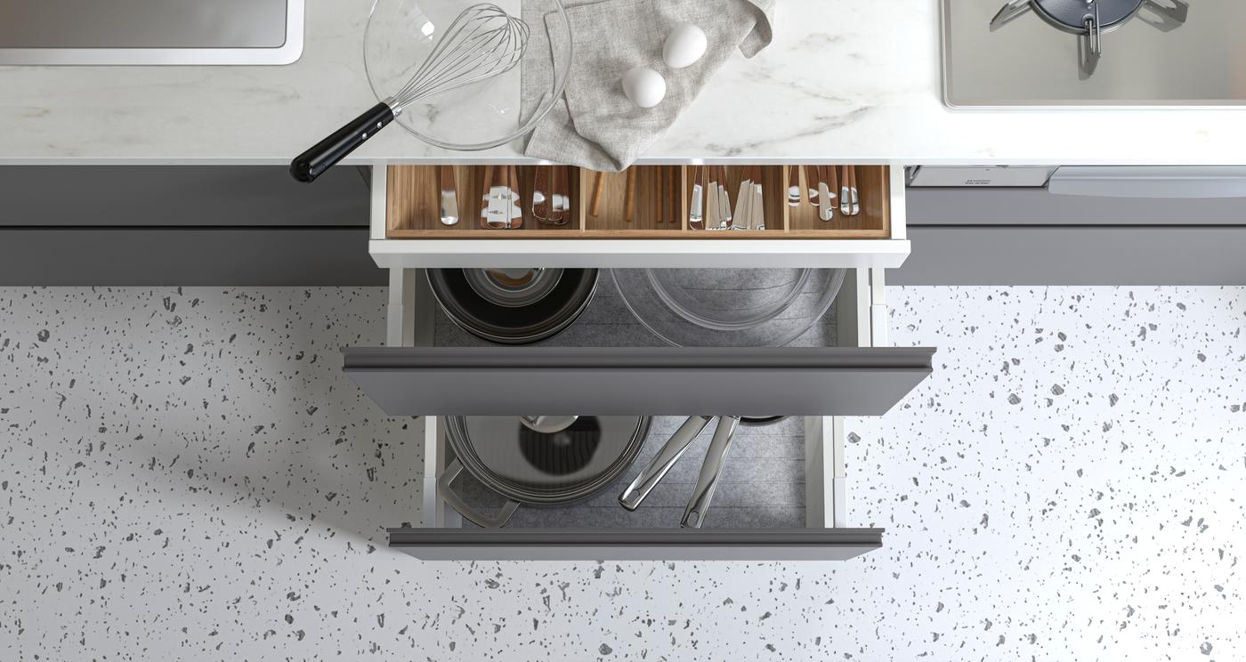 METOD kitchen in grey with MAXIMERA drawer units and white marble work top