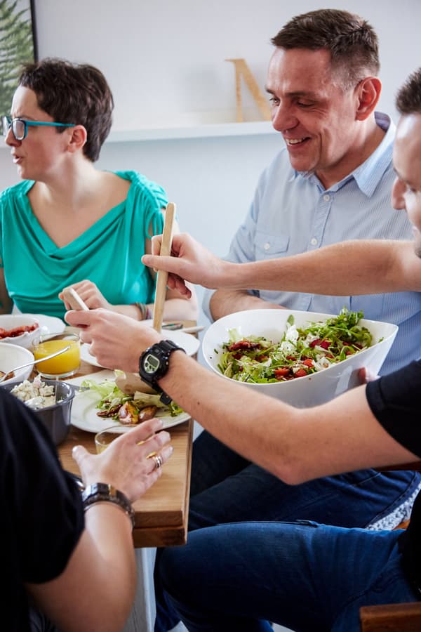 Mettez à table des plats de bonnes choses à partager.