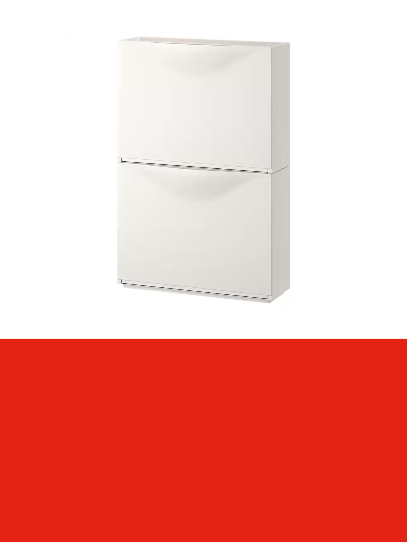 Meuble mural blanc avec deux compartiments de rangement et poignées arrondies, présenté sur un fond clair au-dessus d’une bannière rouge.