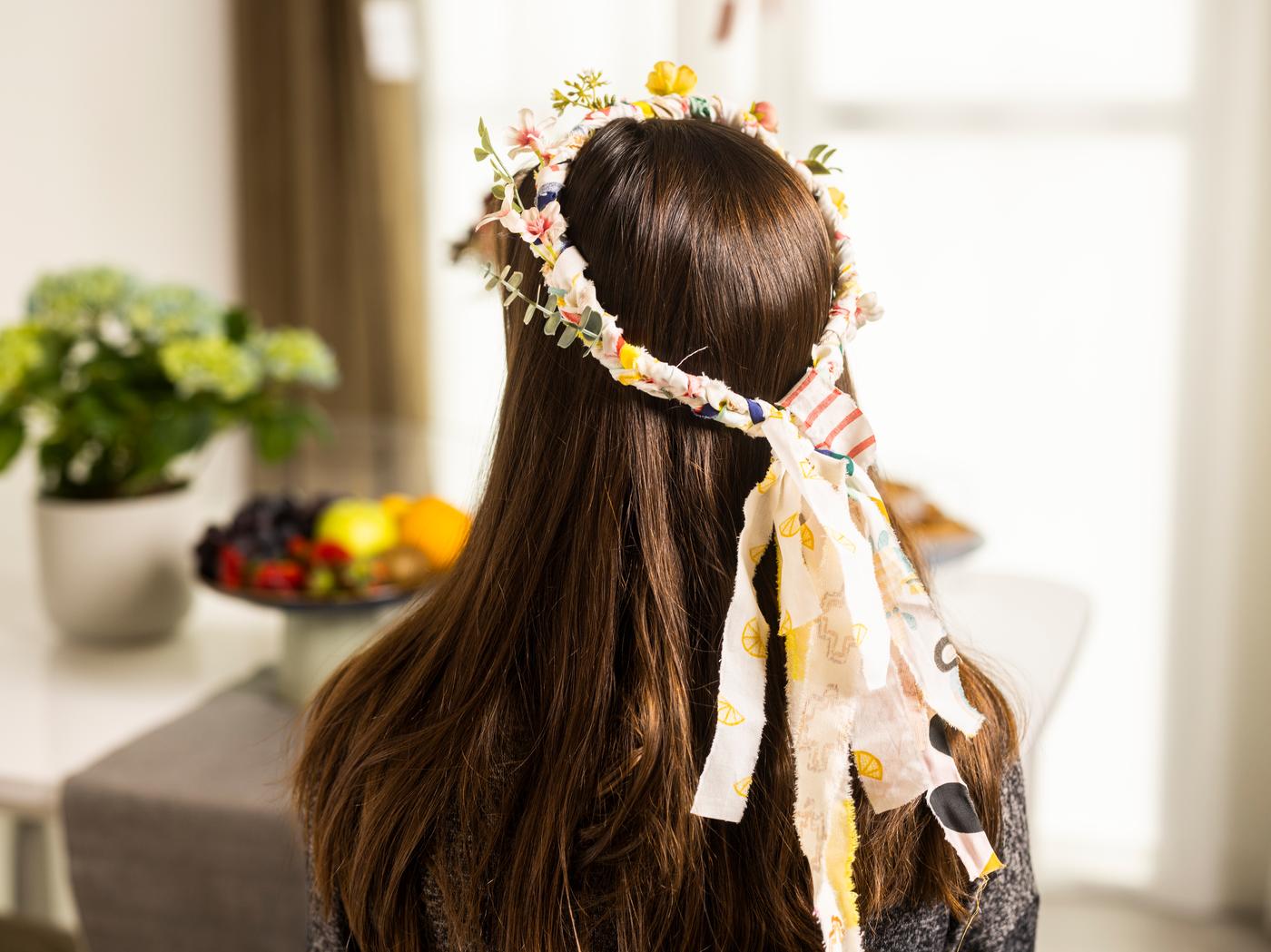 Midsommar-Kranz aus Stoff und Blumen