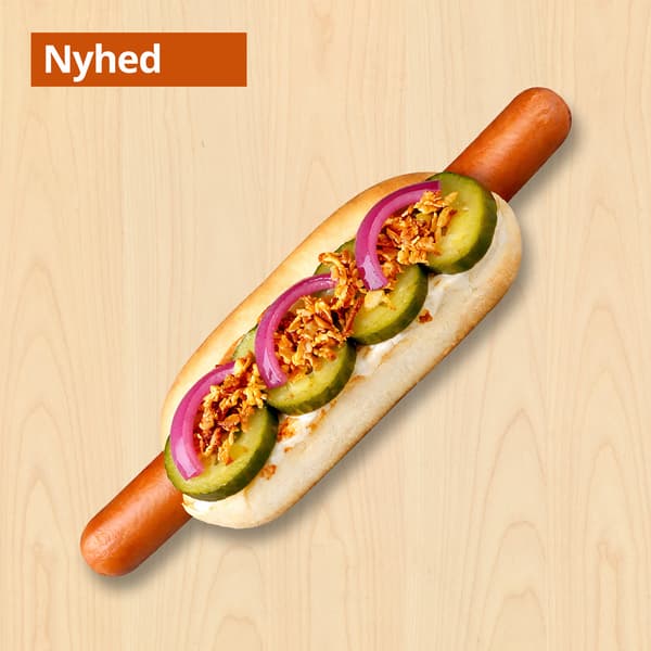 Mikaels hotdog
med ostepølse, trøffelmayo, syltede rødløg, ristede løg og syltede agurker