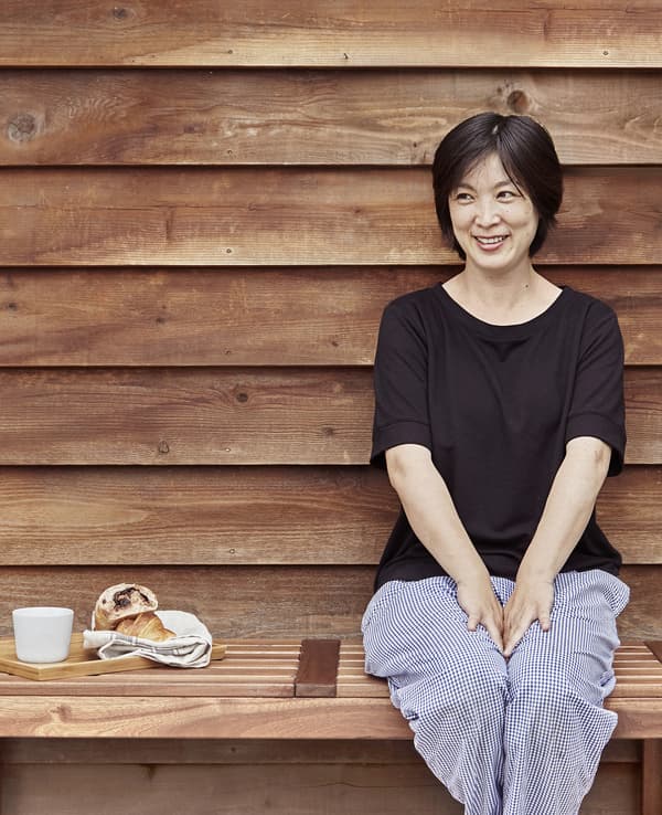 Minako assise devant sa boulangerie