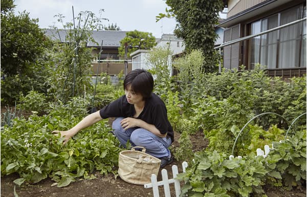 Minako en train d’entretenir son potager