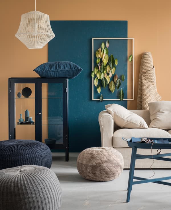 Misez sur les tons de terre pour la déco. Choisissez des meubles dans les tons de brun et ajoutez des accessoires bleus. La table-plateau FRIDAFORS bleue fait office de table basse ou de table d’appoint. Elle est fabriquée en acier et en bois d’hévéa issu de forêts gérées de manière responsable.
