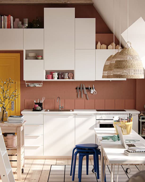 Mittlere IKEA-Küchenlösung in einem eher meittlerem Essbereich und passendem Esstisch und Hockern.