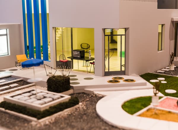 Modèle miniature d’une maison et de son extérieur.