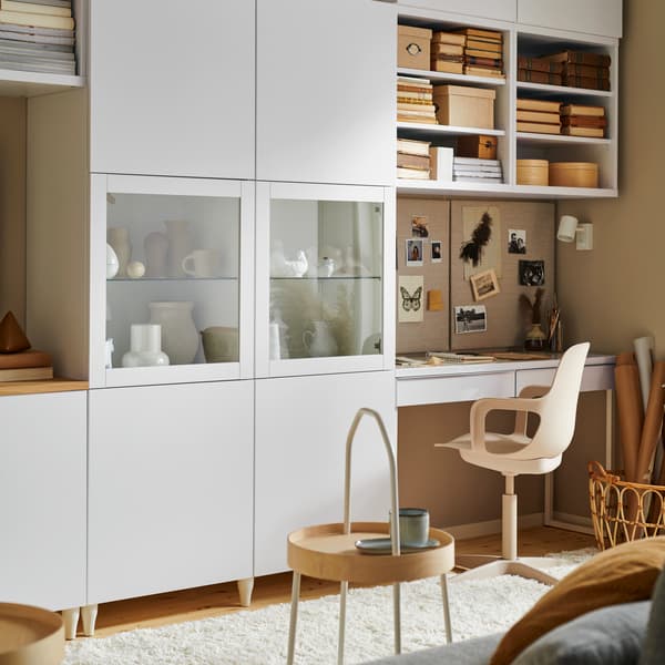 Modern IKEA home office setup with smart shelving, built-in desk, and cozy design details – perfect for focused and creative working from home.

