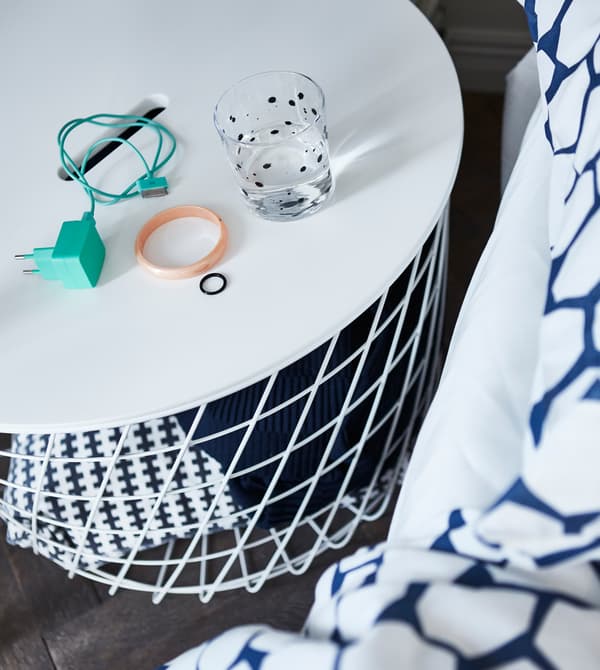 Moderne et blanche, la table de rangement IKEA KVISTBRO est compacte, parfaite pour les petits séjours, et fonctionne comme un rangement ouvert pour les couvertures, les coussins et d’autres essentiels dont vos invités pourraient avoir besoin.