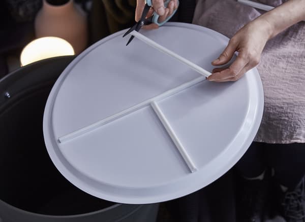 MONTERA kabelkanaler monteres på undersiden af en bakke.