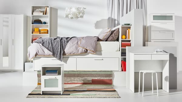 Muebles de dormitorio de la serie Serie BRIMNES donde seven camas, clósets y mesitas de noche.