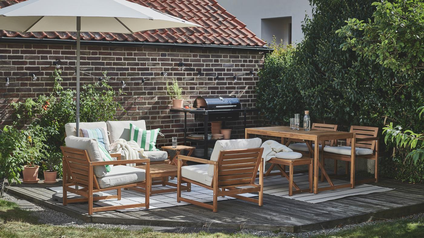 Muebles de terraza IKEA en un patio grande abierto