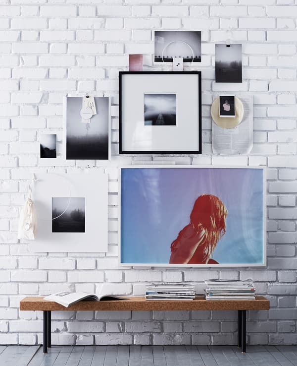 Mur avec combinaison d’affiches et photos avec et sans cadre.