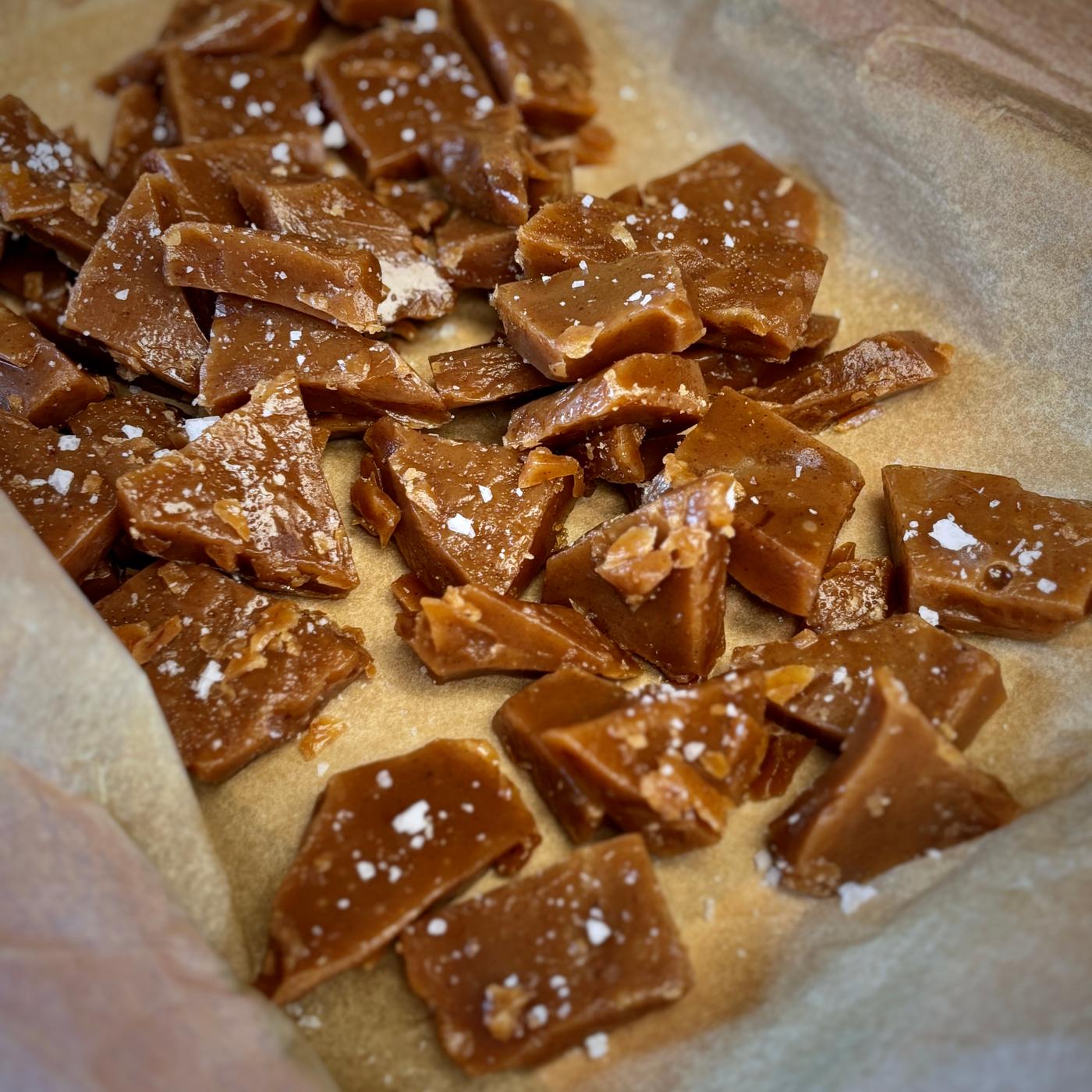 Nærbillede af det færdige toffee på noget bagepapir.