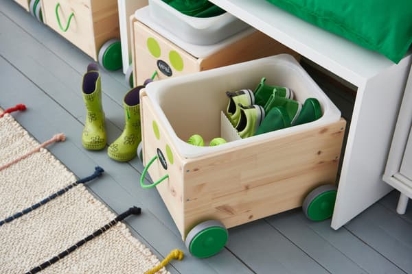 Nahaufnahme von Boxen mit Kinderschuhen unter Bänken