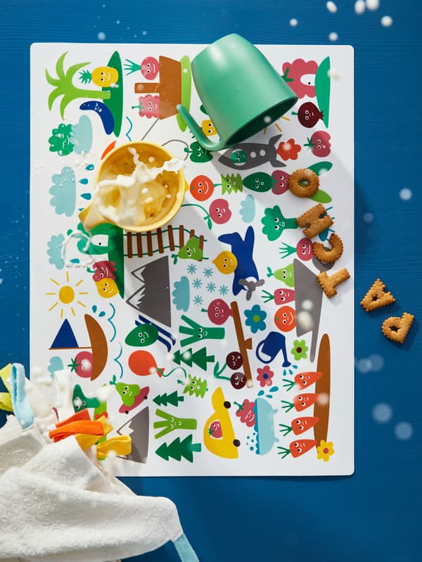 Napperon MATVRÅ à motifs de fruits et de légumes colorés, gobelets en plastique pour enfants, explosion de lait, craquelins et débarbouillettes.