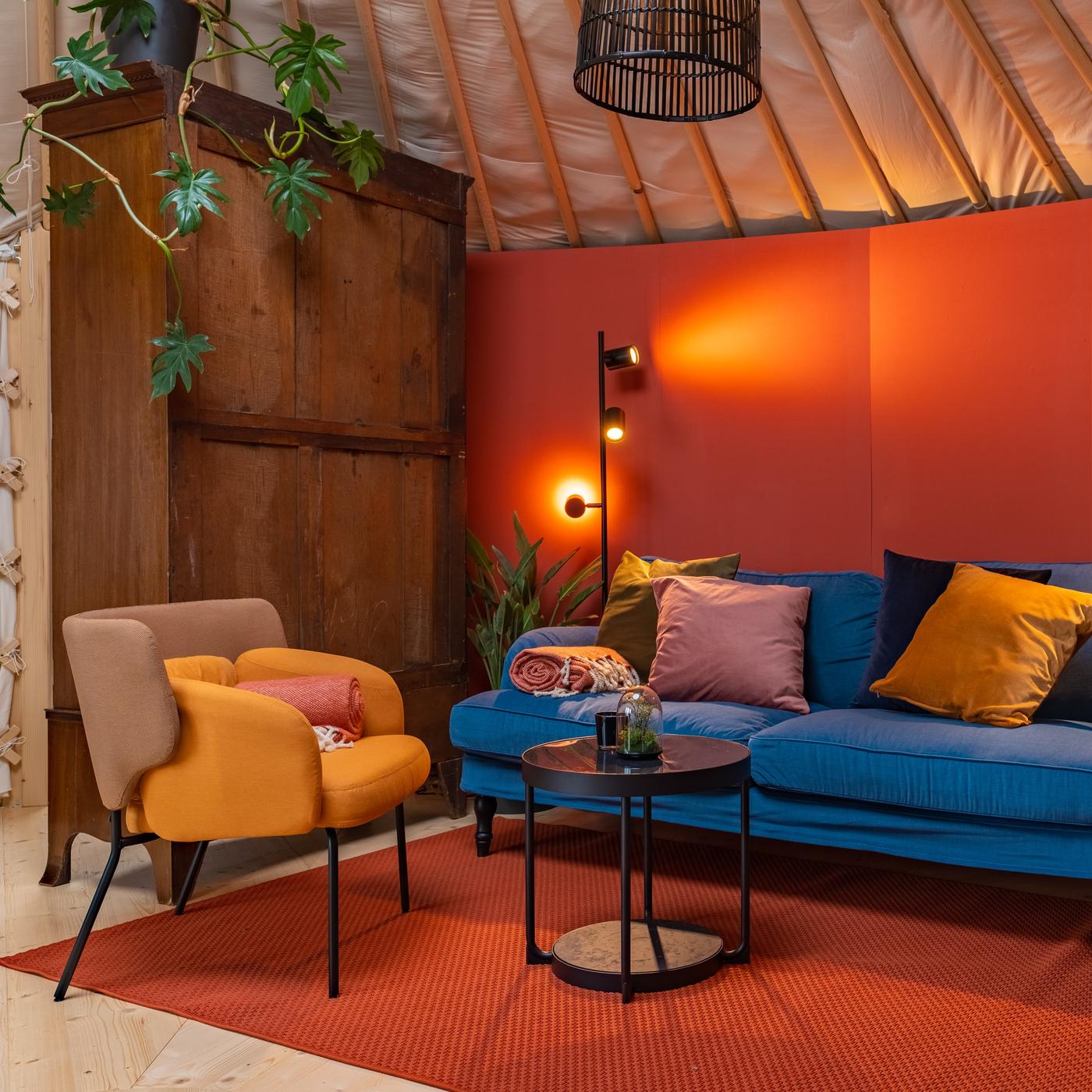 Nella zona relax di un impianto «Sauna Cube», ci sono un comodo divano e una poltrona IKEA dai colori vivaci.