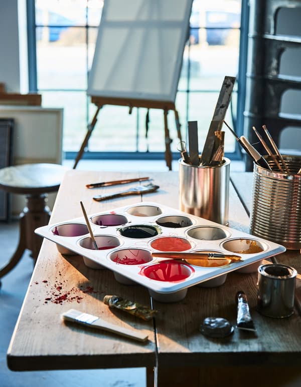 Nello studio di un artista lo stampo per dolci viene usato come tavolozza - IKEA.