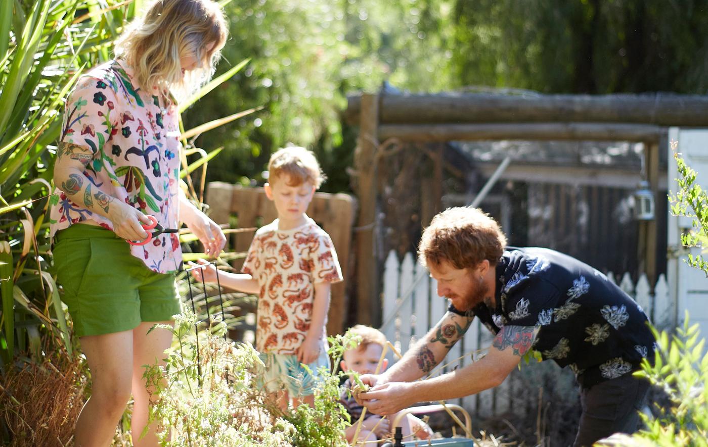 Nici, Ben et leurs deux enfants au jardin.