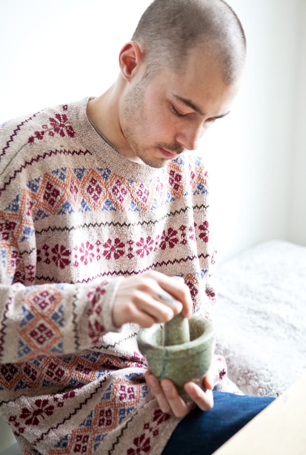 Niclas écrase les grains de poivre.