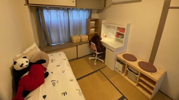 和室に勉強机とベッドが置かれ、ぬいぐるみやクッションが並んでいる。