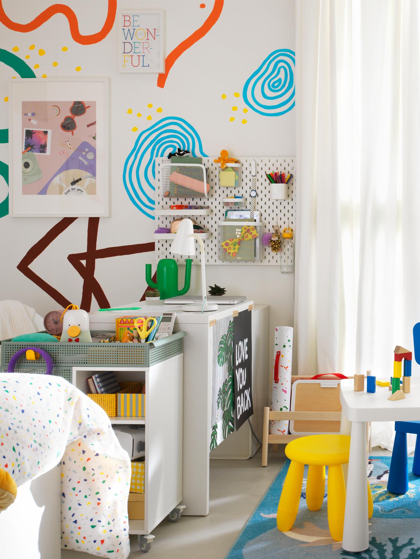 共用の子ども部屋で、ホワイトのMICKE/ミッケ デスクとÖVNING/オーヴニング ワゴンのそばに、MAMMUT/マンムット 子ども用家具が置いてある。