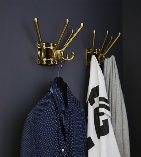 Nœuds papillon, ceintures et autres trouveront leur place sur un plateau coulissant doublé d’un séparateur. Voilà un des nombreux accessoires d’aménagement intérieur offerts dans la collection KOMPLEMENT. Spécialement conçue pour les armoires-penderies PAX, elle vous aidera à bien vous organiser.