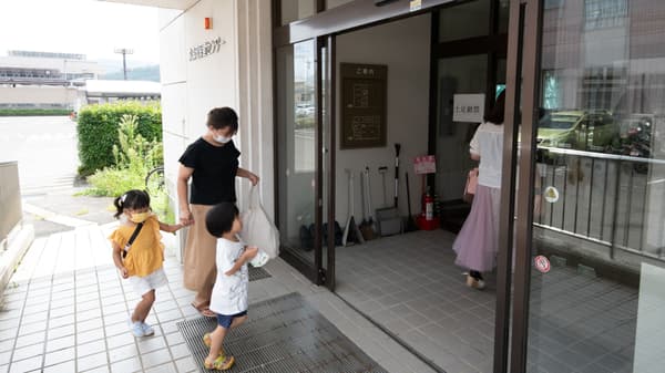 地域の人が入っていく様子。