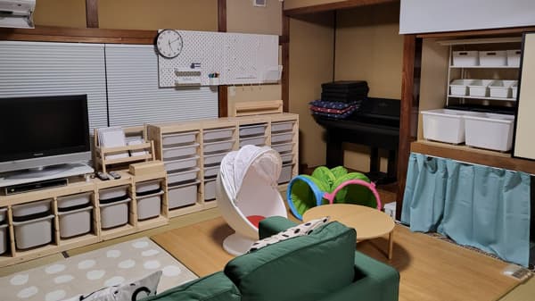 部屋の壁際に整理整頓された棚が並んでいる。
