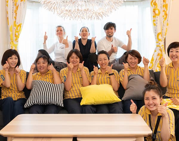 児童養護施設の人とIKEAスタッフ全10名の集合写真。