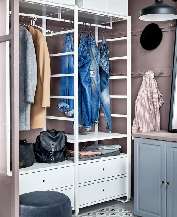Notre système de rangement ELVARLI est tellement flexible qu’il s’accommode de pratiquement n’importe quel espace pour créer une penderie ou un dressing.