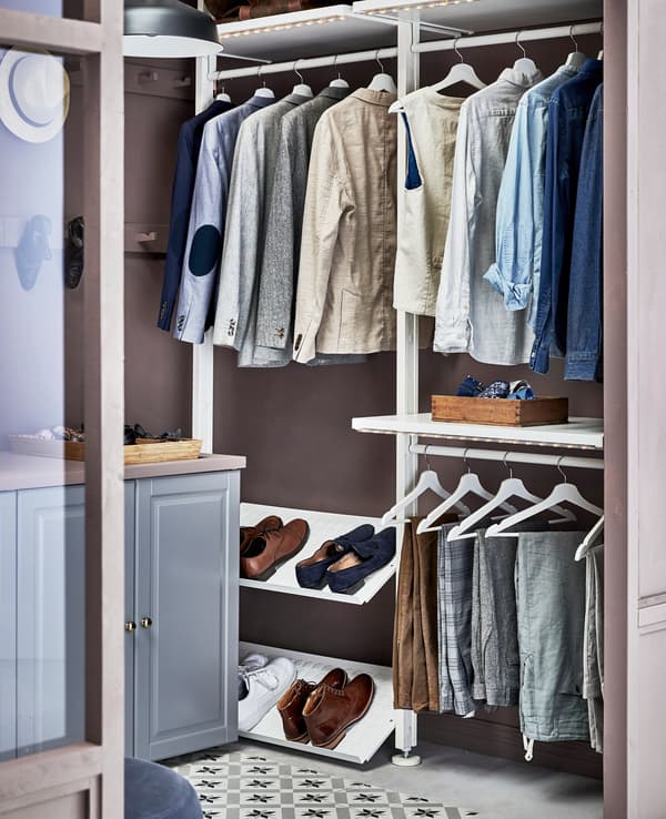 Notre système de rangement ELVARLI est tellement flexible qu’il s’accommode de pratiquement n’importe quel espace pour créer une penderie ou un dressing.