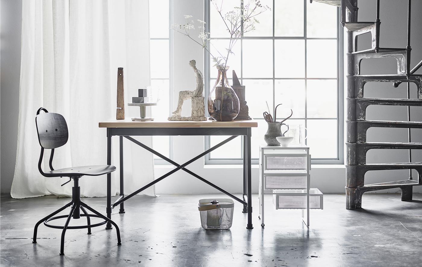 Nous pensons que l'une des grandes tendances à venir consistera à combiner du mobilier industriel avec des textiles et des formes fluides.