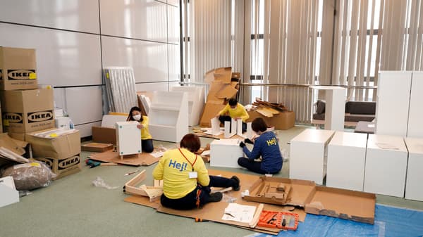 大量の家具を分担して作っていきます