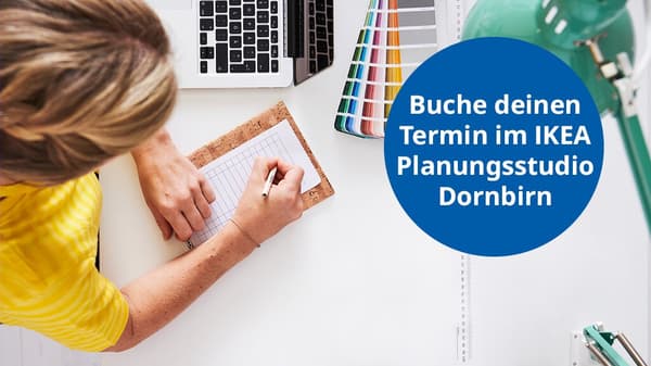 Obere Draufsicht auf eine Person, die auf einem Notizblock schreibt. Daneben ein Laptop, Farbfächer und eine grüne Lampe. Rechts im Bild ein blauer Kreis mit der Aufschrift: „Buche deinen Termin im IKEA Planungsstudio Dornbirn