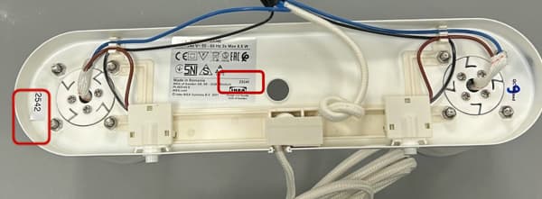 Obrázek zadní strany lampy se zvýrazněným kódem šarže a číslem dodavatele.