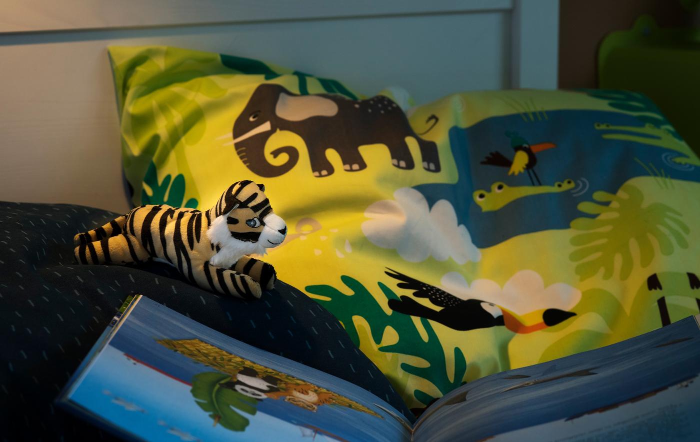 Offrez à votre enfant le plaisir d’un linge de lit confortable et doux, en lyocell et coton durable ! Comme la housse de couette et la taie d’oreiller IKEA DJUNGELSKOG, qui sont décorées d’animaux.