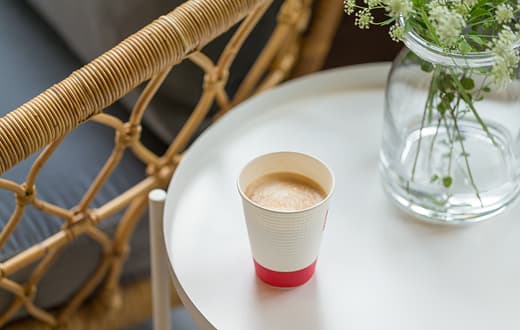 おいしい本格コーヒーや桜のフレーバーのお茶などが楽しめる。近々、スイスの修道院の焼き菓子なども登場の予定。