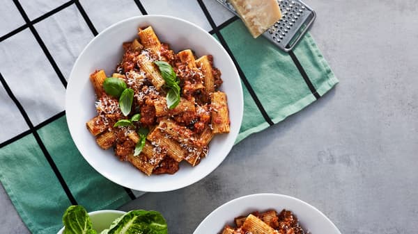 おいしいプラントベースのひき肉を使用したイタリア伝統のボロネーゼに、削ったパルメザンチーズとあらびき黒コショウを振って。