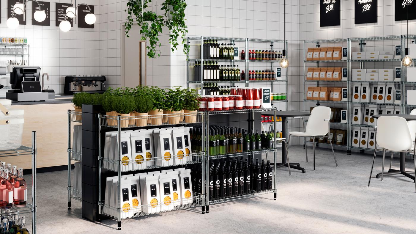 OMAR reoler i forskellige højder udstiller madvarer, flasker og planter på ryddelig vis i en ren butik.