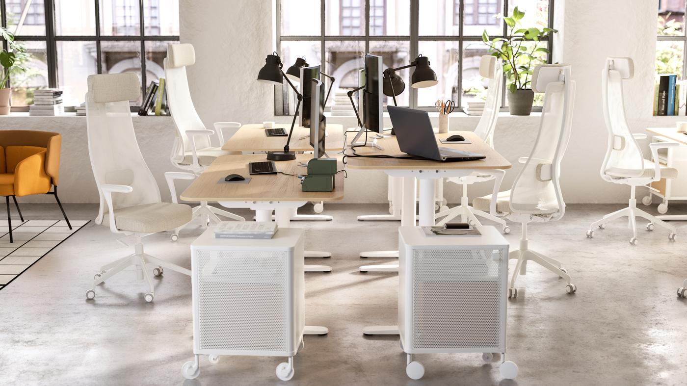 Open space avec 4 bureaux, 4 chaises de bureau et 4 lampes de travail.