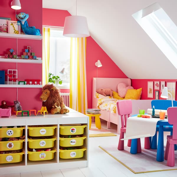 Organise les jouets de tes enfants grâce à la combinaison blanche TROFAST et ses boîtes en plastique colorées de profondeurs différentes pour ranger le matériel de bricolage et les choses plus volumineuses.