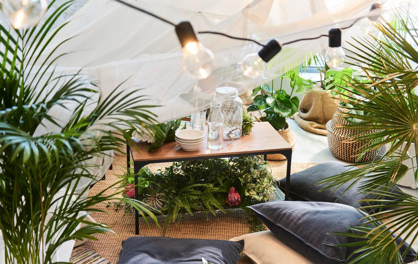 Organisea un pique-nique à l’intérieur. Réunissez quelques amis autour d’une table basse et installez-les sur un tapis accueillant. IKEA propose différentes tables basses, comme IKEA FJÄLLBO en métal noir et bois massif.