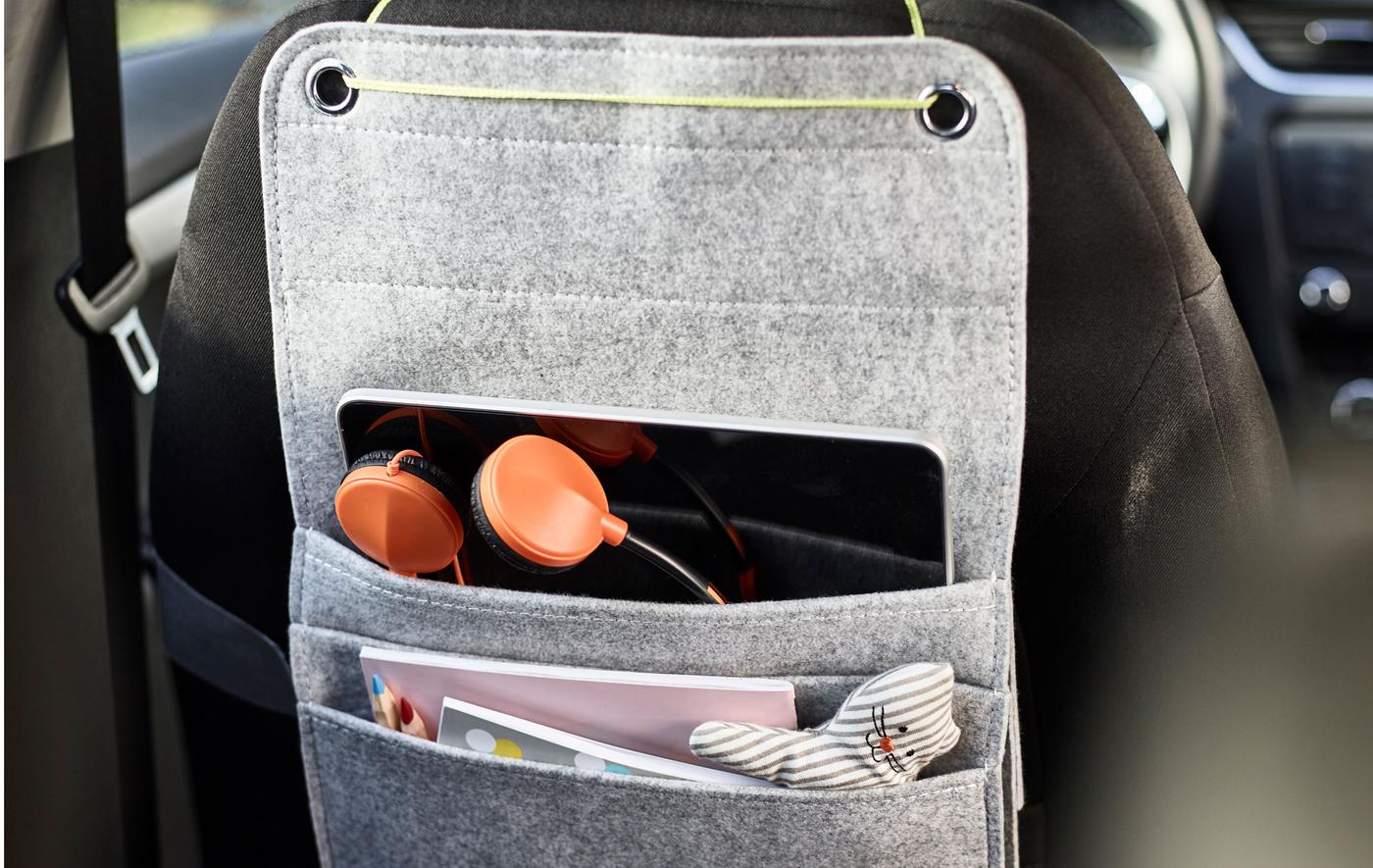 Organiseur à suspendre en feutrine attaché au dos d’un siège de voiture pour les enfants, avec compartiments pour les marqueurs, les livres à colorier et une tablette.