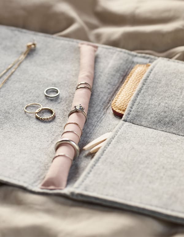 Organiseur à suspendre en feutrine transformé en boîte à bijoux de voyage, avec compartiments pour les bagues, les colliers, les boucles d’oreilles, etc.  