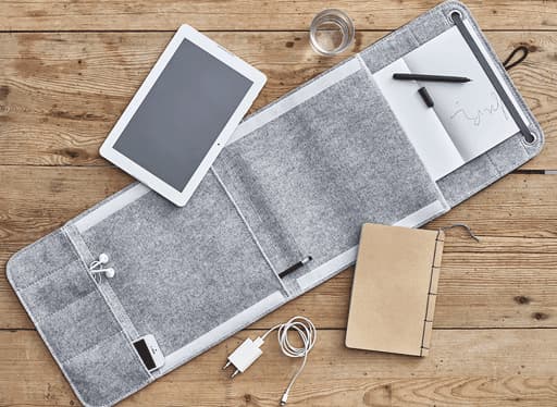 Organiseur à suspendre en feutrine transformé en pochette à gadgets, avec compartiments pour une tablette et un carnet.  