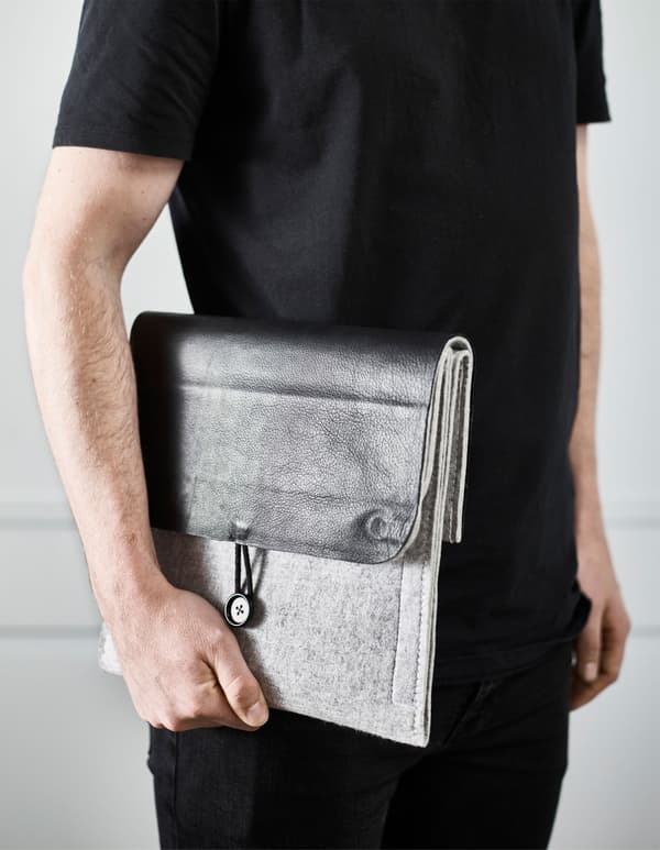Organiseur à suspendre en feutrine transformé en pochette à gadgets, avec compartiments pour une tablette et un carnet.  