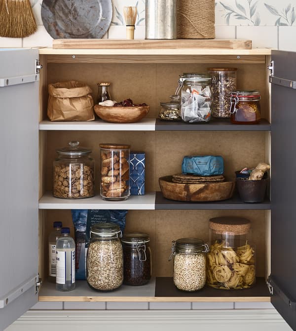 Organisez une cuisine partagée en peignant les portes et les tablettes d’une armoire IVAR dans des couleurs différentes pour chacun. 
