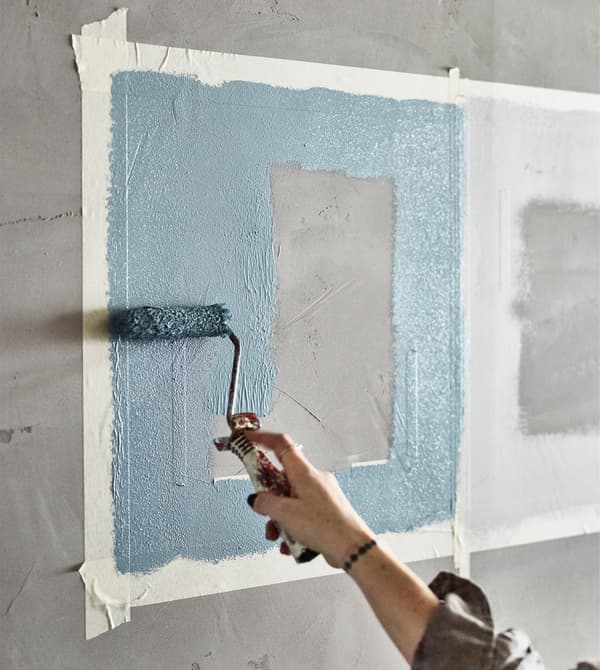Organisez une salle de bain partagée en utilisant différentes couleurs de peinture pour chacun. Même si les étagères sont les mêmes, vous pouvez les distinguer en peignant la portion de mur derrière. 
