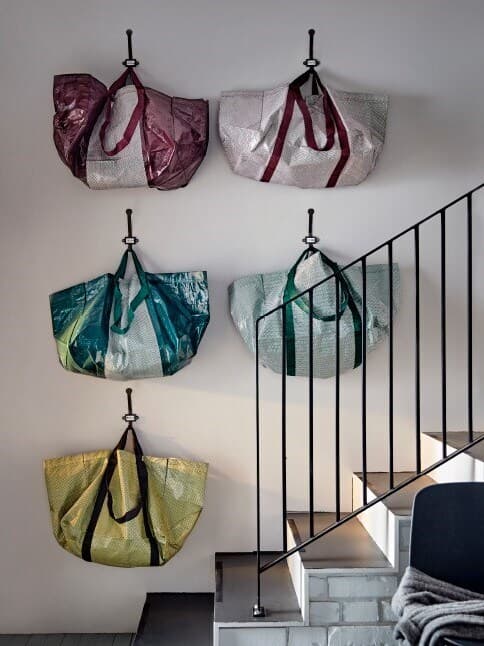 Organisiere dein Zuhause, bevor die Feiertage kommen! Bei IKEA findest du eine Vielzahl moderner Möbel und Accessoires, die dich beim Aufräumen unterstützen, wie z. B. YPPERLIG Taschen, die sich auch hervorragend zur Abfalltrennung eignen. Und falls sie einmal schmutzig werden, wäschst du sie einfach mit etwas Wasser aus.