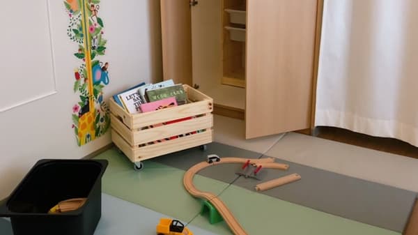 お子さまのおもちゃや絵本が置かれたプレイエリア。